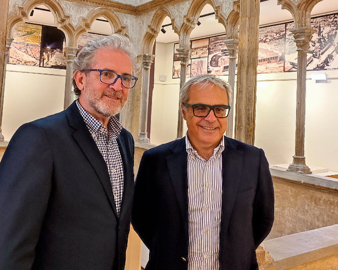 Decano del Colegio de Arquitectos, Carlos Turégano, y gerente de Lara Oficinas, Sergio Lara en la presentación del fallo de esta mañana en el COAA.